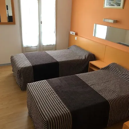 Отель Hotel Au Petit Languedoc Лурд