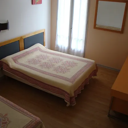 Отель Hotel Au Petit Languedoc 2*