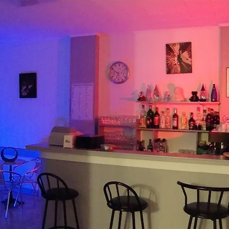 Hotel Au Petit Languedoc Лурд
