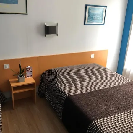 Отель Hotel Au Petit Languedoc Лурд
