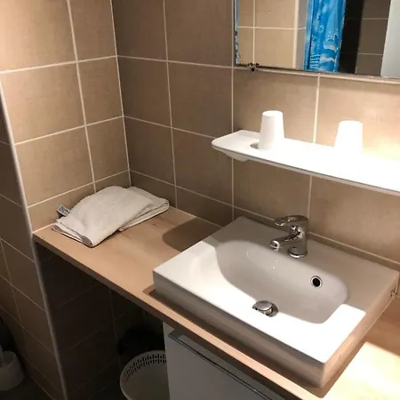 Отель Hotel Au Petit Languedoc