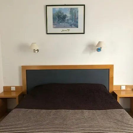 Au Petit Languedoc ホテル 2*